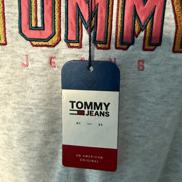 Tommy Hilfiger - Tommy Jeans Women's Light Gray Crew Neck Sweatshirt - NWT - Picture 8 of 8